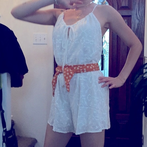 Ivory shorts Romper tank top with front tie - Picture 2 of 16